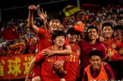 lol季中赛-中超联赛球员们顽强作战，不畏困难迎接挑战的简单介绍