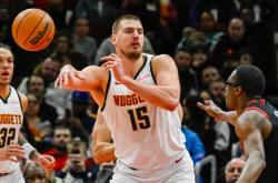 lol季中赛-澳洲球员在全球篮球比赛中突破困境取得胜利