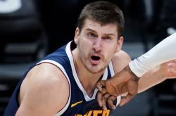 lol高校认证-包含芝加哥公牛横扫波士顿凯尔特人，穆雷攻防两端统治比赛强强对话全球总决赛，留下经典瞬间的词条