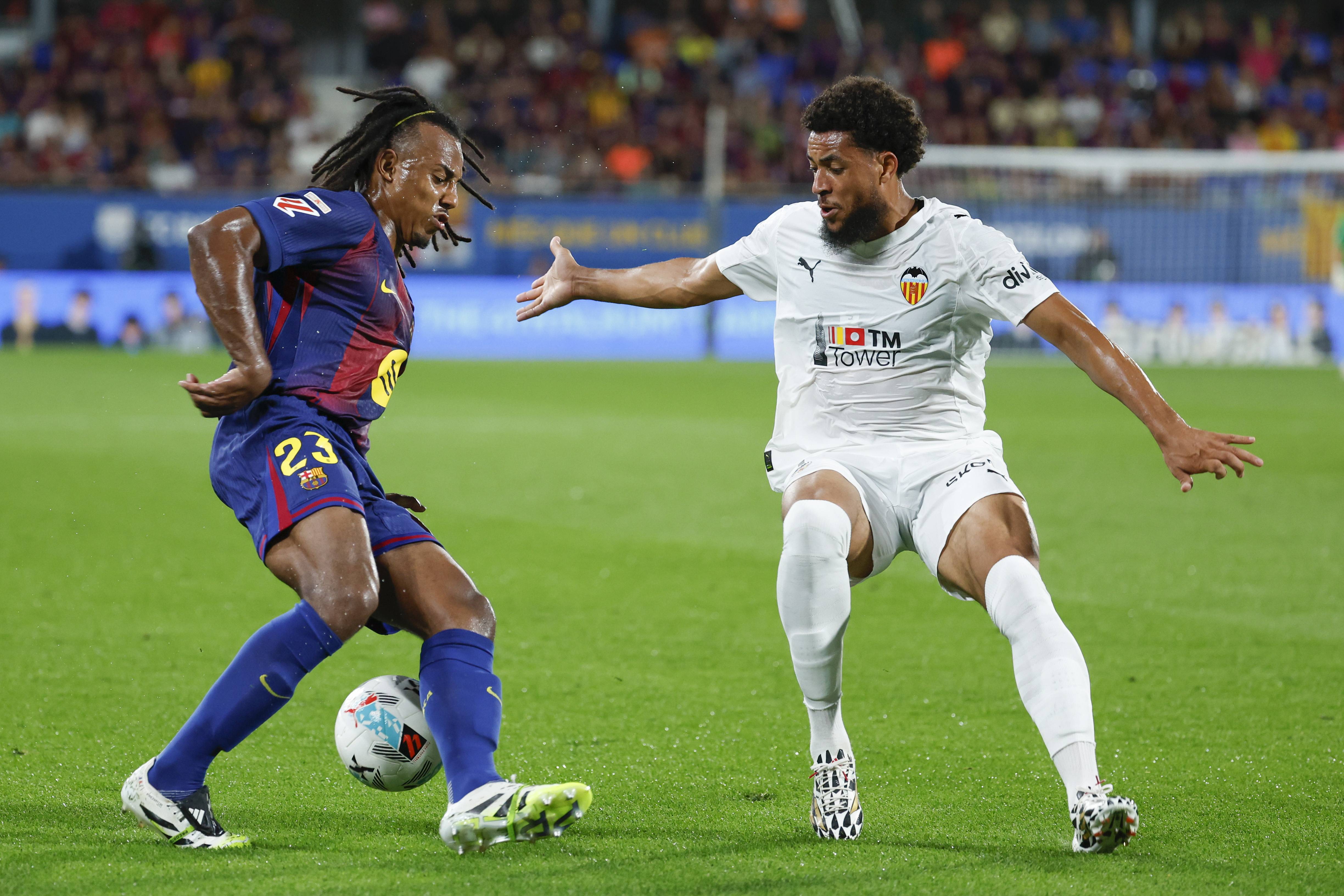 关于巴塞罗那3-1逆转巴伦西亚，紧追榜首的信息