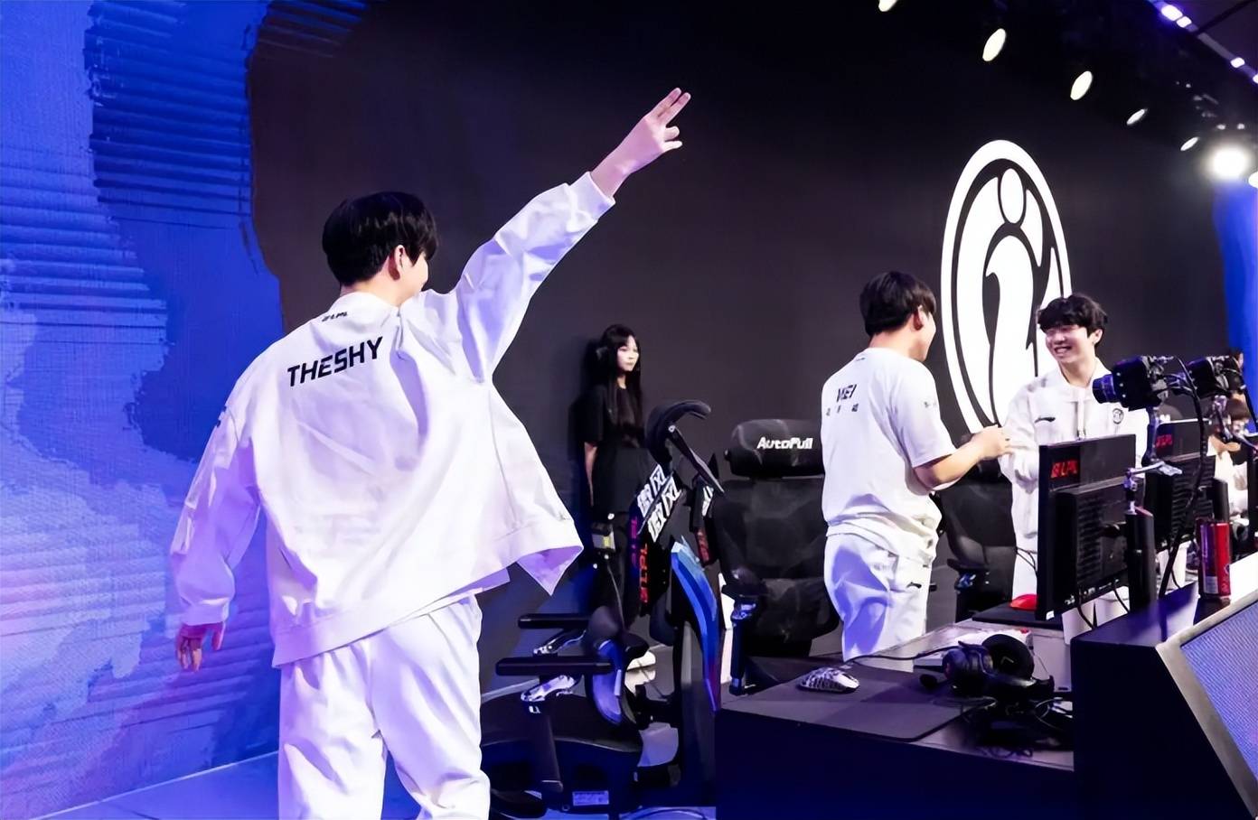 BLG翻盘EDG,Bin关键团战开团秒人峡谷大战淘汰赛,点燃全场激情的简单介绍 BLG翻盘EDG,Bin关键团战开团秒人峡谷大战淘汰赛,点燃全场激情的简单介绍